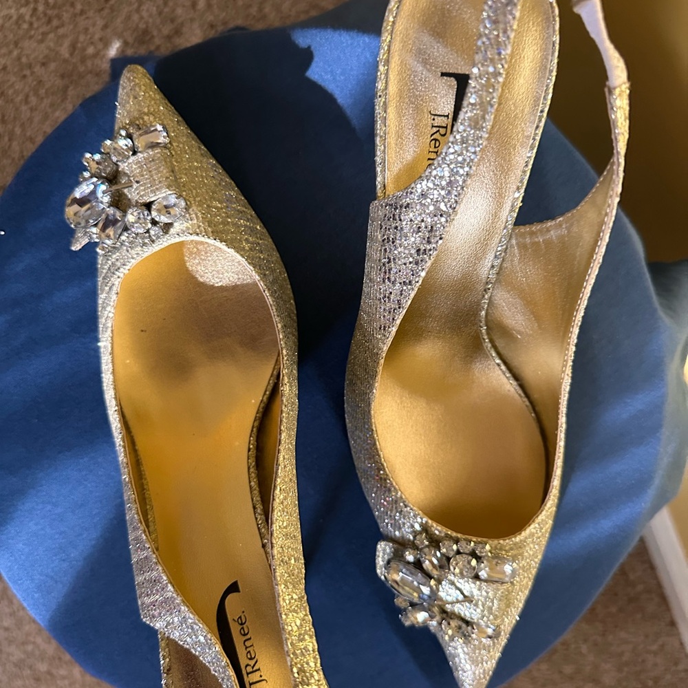 Elegant Gold Women's Shoes with Crystal Embellishment
